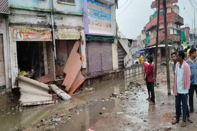 Chandauli News: नाला निर्माण के लिए खोदी गई गड्ढे से भरभराकर गिरा छज्जा.
