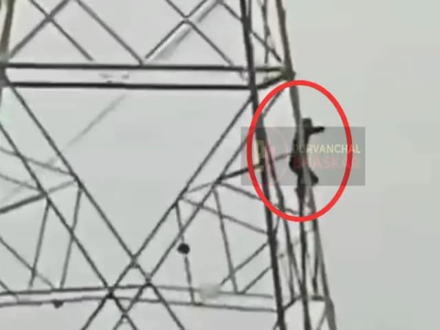Sonbhadra News: पत्नी से विवाद के बाद युवक हाईवोल्टेज टावर पर चढ़ा, खुद को अकेला महसूस होने पर युवक ने उठाया कदम.