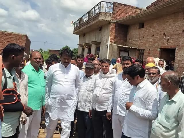 Sonbhadra News: करंट से महिला की मौत पर परिजनों से मिलने पहुंचे घोरावल विधायक, अधीक्षण अभियंता को दिया जेई को हटाने का निर्देश.