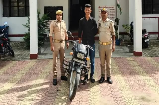 Chandauli News: चोरी की बाइक के साथ एक शातिर चोर चढ़ा पुलिस के हत्थे.