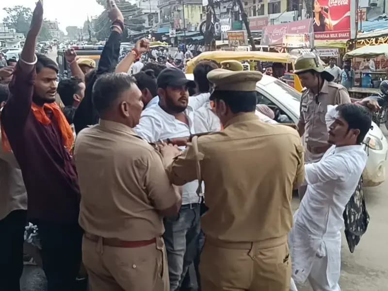 Sonbhadra News: एबीवीपी कार्यकर्ताओं ने कैबिनेट मंत्री ओमप्रकाश राजभर का फूंका पुतला, पुलिस के साथ हुई नौकझोक.