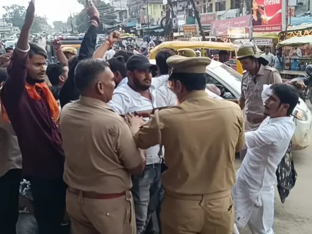 Sonbhadra News: एबीवीपी कार्यकर्ताओं ने कैबिनेट मंत्री ओमप्रकाश राजभर का फूंका पुतला, पुलिस के साथ हुई नौकझोक.