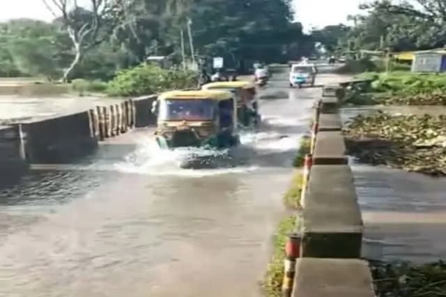 Chandauli News: बांधों से पानी छोड़े जाने के बाद चंद्रप्रभा में उफान मुग़लसराय चकिया मार्ग पर आया पानी.