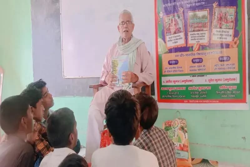 Chandauli News: सेवानिवृत्त होने के बाद भी लगभग पंद्रह साल से बच्चों को शिक्षा दे रहे हैं.