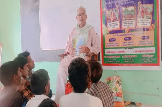 Chandauli News: सेवानिवृत्त होने के बाद भी लगभग पंद्रह साल से बच्चों को शिक्षा दे रहे हैं.