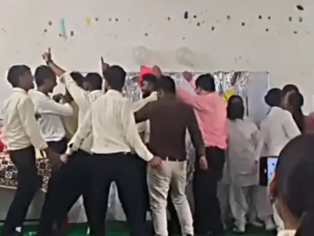 Sonbhadra News: शिक्षक दिवस पर फार्मेसी कॉलेज में अश्लील डांस का वीडियो वायरल, भोजपुरी गानों पर ठुमका लगाते दिखे छात्र-छात्राओं सहित शिक्षक.