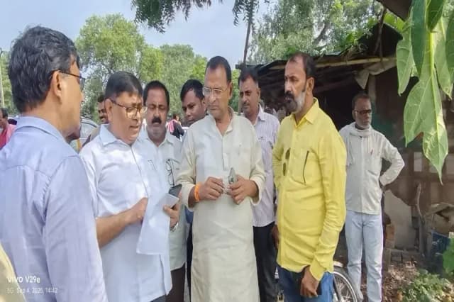 Chandauli News: किसानों ने सिंचाई विभाग के अधिकारियों को घेरा.
