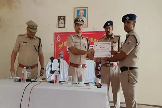 Chandauli News: बिहार चुनाव को देखते हुए शराब तस्करी रोकने का दिया निर्देश, सुरक्षा सम्मेलन में आरपीएफ जवानों की सुनी समस्या.