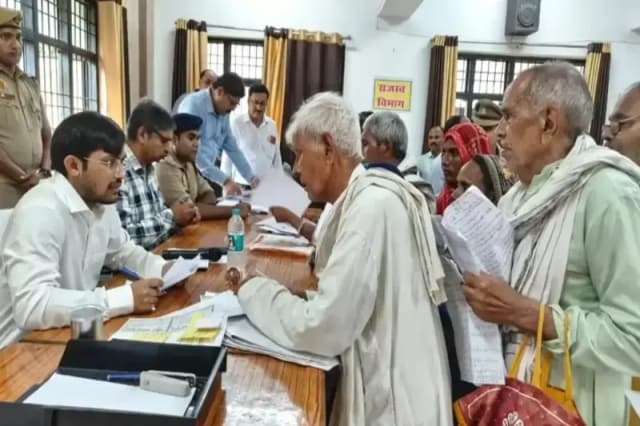 Chandauli News: डीएम एसपी के नेतृत्व में आयोजित संपूर्ण समाधान दिवस से गायब मिले आधा दर्जन अधिकारी, कारण बताओ नोटिस जारी.
