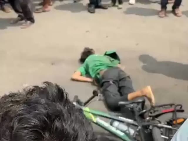 Sonbhadra News: डीजल टैंकर की चपेट में आने से साइकिल सवार युवती की मौके पर दर्दनाक मौत, परिजनों में मचा कोहराम.