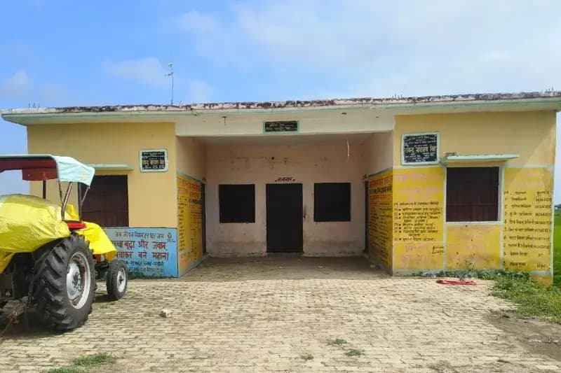Chandauli News: राष्ट्रीय पर्व पर ही ग्रामीणों के लिए खुलता है पंचायत भवन का ताला, खाली जमीन पर हो रहा अतिक्रमण.
