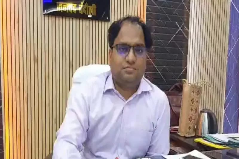 Chandauli News: बीएसए ने शिक्षक अमिताभ सिंह को किया निलंबित, स्वतंत्रता दिवस पर ग्राम प्रधान से अभद्रता के मामले में पाए गए दोषी. 