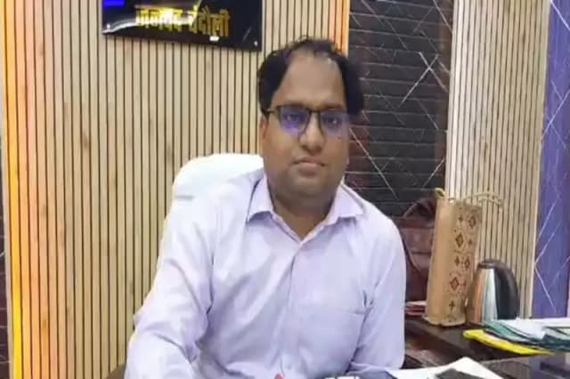 Chandauli News: बीएसए ने शिक्षक अमिताभ सिंह को किया निलंबित, स्वतंत्रता दिवस पर ग्राम प्रधान से अभद्रता के मामले में पाए गए दोषी. 