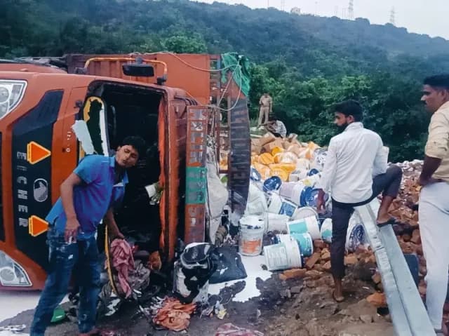 Sonbhadra News: मारकुंडी घाटी में ब्रेक फेल होने से हादसा, पेंट से भरी डीसीएम पलटी.