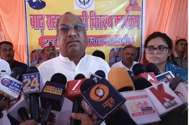 Chandauli News: डॉ संजय निषाद ने ममता बैनर्जी और अखिलेश यादव पर साधा निशाना जैसा संस्कार वैसा ही उसका व्यवहार.