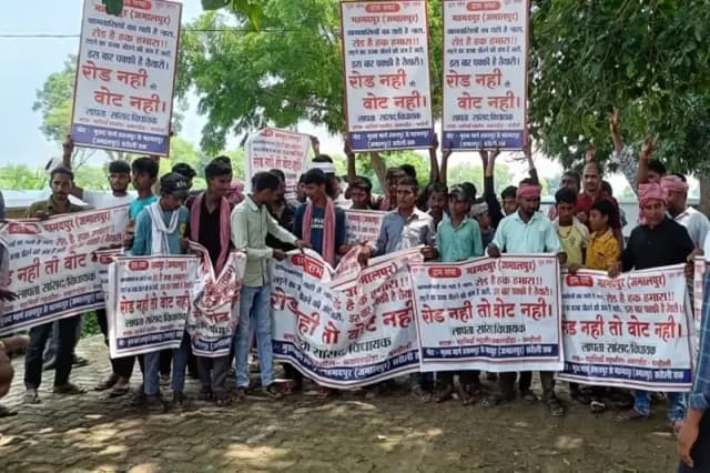 Chandauli News: रोड नहीं तो वोट नहीं बैनर लेकर ग्रामीणों ने किया प्रदर्शन, सपा सांसद पर लगाया वादाखिलाफी का आरोप. 

