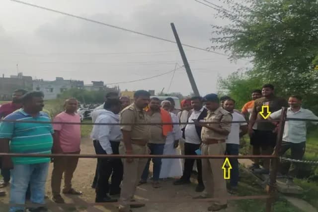 Chandauli News: अवैध प्लाटरों द्वारा वर्षों से बंद किए रास्ते का निरीक्षण करने पहुंचे सीओ. 
