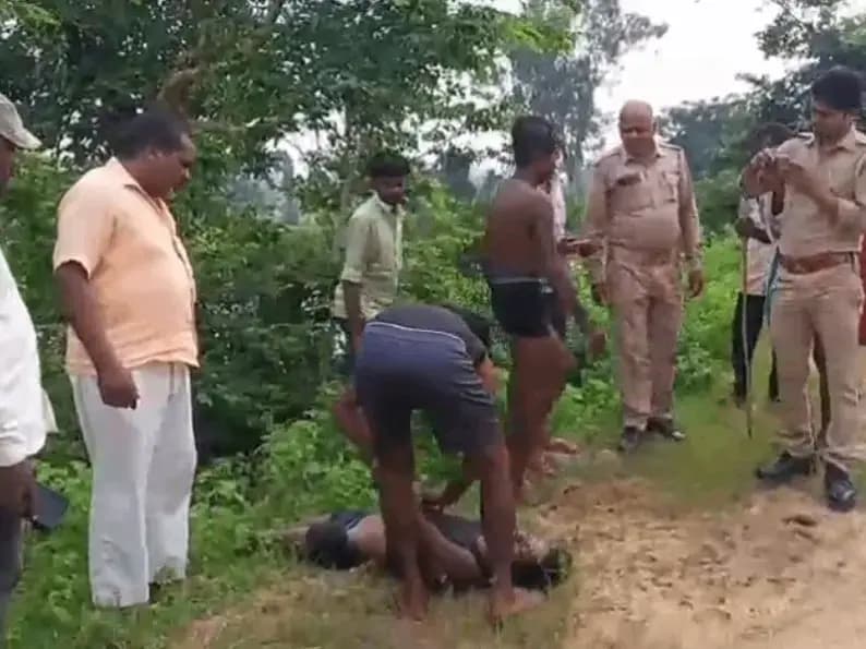Sonbhadra News: नहाने के दौरान गहरे पानी में समाने से किसान की मौत, परिजनों में मचा कोहराम.