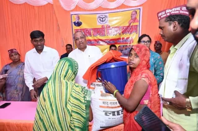 Chandauli News: बाढ़ प्रभावितो को कैबिनेट मंत्री ने वितरित किया बाढ़ रहत सामग्री, दिया हर संभव का भरोसा. 
