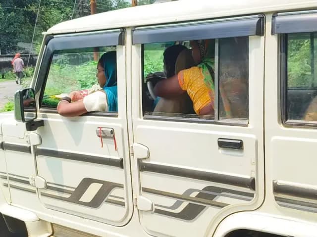 Sonbhadra News: स्वास्थ्य सुविधाओं के आभाव में प्रसूता की बनी जान पर आफत, सहारा बनी बोलेरों वाहन.