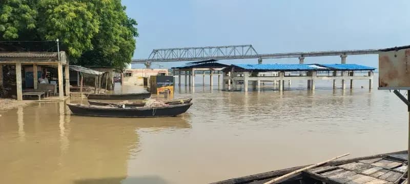 Chandauli News: तेजी से बढ़ रहे गंगा के जलस्तर से एक बार फिर ग्रामीणों में दहशत का माहौल.
