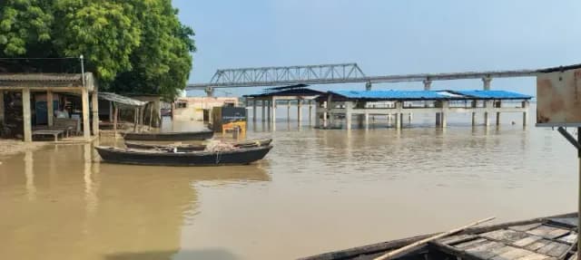 Chandauli News: तेजी से बढ़ रहे गंगा के जलस्तर से एक बार फिर ग्रामीणों में दहशत का माहौल.
