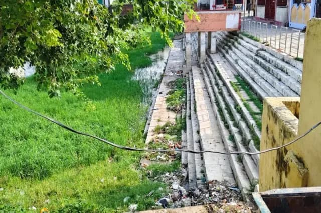 Chandauli News: सरोवर और घाटों की साफ-सफाई को लेकर अनजान बने अधिकारी.