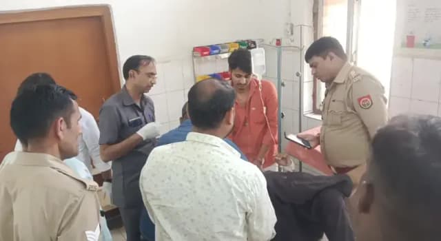 Sonbhadra News: ट्रक की चपेट में आये दो बाइक चालक, एक गंभीर जिला अस्पताल रेफर.
