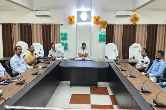Chandauli News: डीएम ने सभी शराब लाइसेंसधारियों को पीओएस मशीन से शराब बिक्री का दिया आदेश, नाफरमानी पर होगी कार्रवाई.