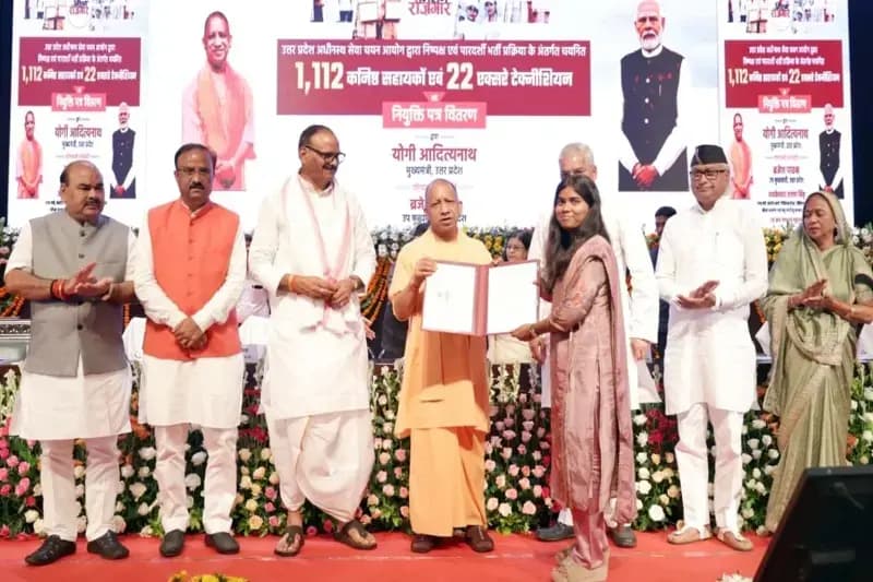 Chandauli News: स्वास्थ्य विभाग में विभिन्न पदों के लिए चयनित 06 अभ्यर्थियों को बीजेपी विधायकों और डीएम ने दिया नियुक्ति पत्र.