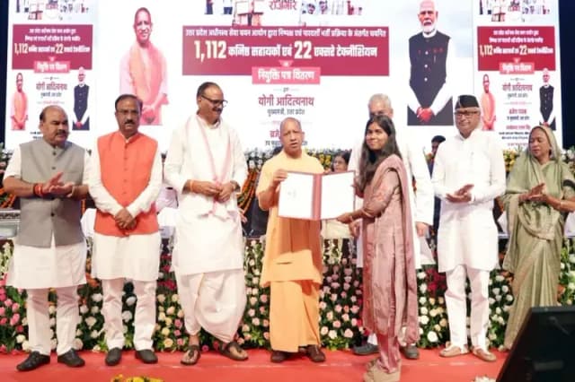 Chandauli News: स्वास्थ्य विभाग में विभिन्न पदों के लिए चयनित 06 अभ्यर्थियों को बीजेपी विधायकों और डीएम ने दिया नियुक्ति पत्र.