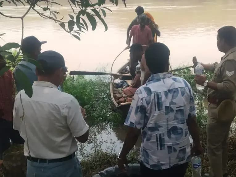 Sonbhadra News: पारिवारिक कलह से आजीज विवाहिता ने नदी में लगाई छलांग, युवक के साहस दिखाते हुए बचाई जान.