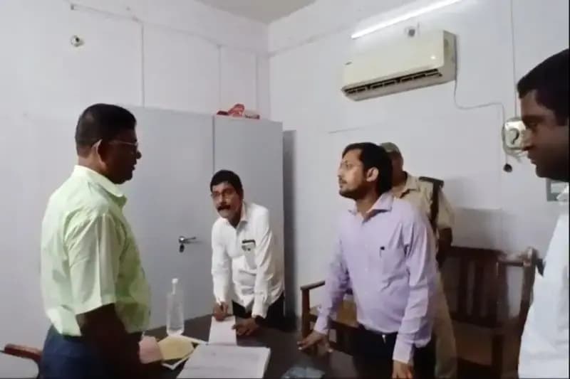 Chandauli News: जिलाधिकारी ने एआरटीओ कार्यालय का किया औचक निरीक्षण, लापरवाही पर जताई नाराज़गी.