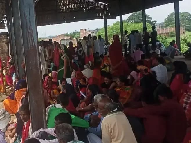 Sonbhadra News: कचनरवा लैम्पस में यूरिया नदारद, हलकान किसानों ने लगाया कालाबाज़ारी का आरोप.