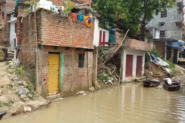 Chandauli News: गंगा का रौद्र रूप देख तटवर्ती गांव के ग्रामीण सहमे. 
