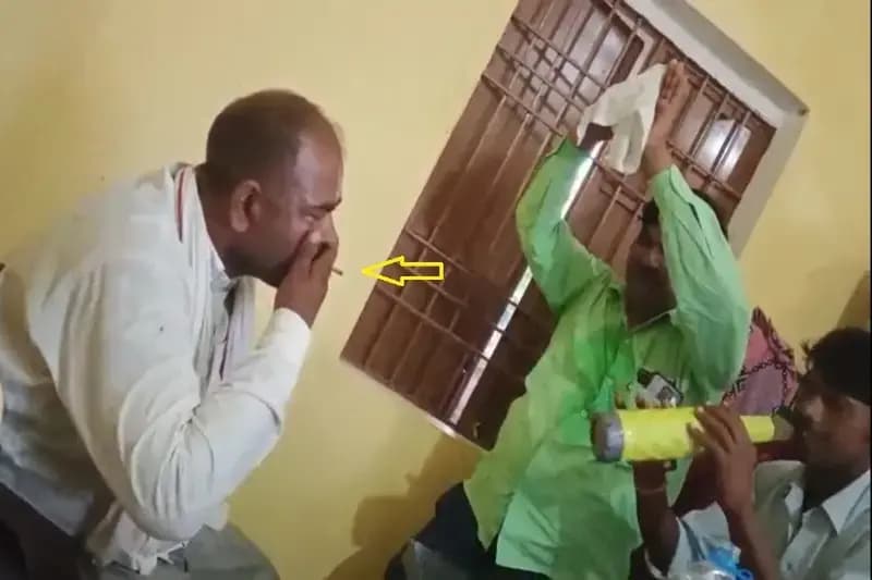 Mirzapur News: ग्राम सचिवालय में प्रधान, शिक्षामित्र, पूर्व प्रधान और दो युवकों का शराब पीने का वीडियो हुआ वायरल.
