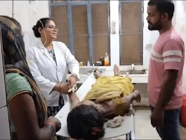 Sonbhadra News: तेज गरज के साथ हुई बारिश के दौरान गिरी अकाशीय बिजली, तीन झूलसे जिला अस्पताल रेफर.
