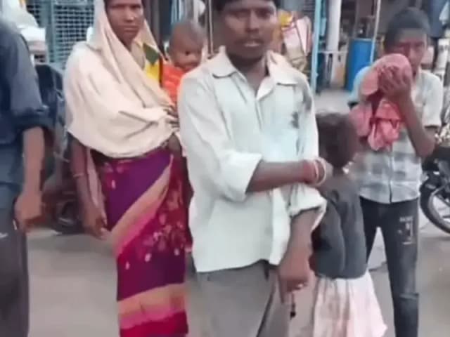 Sonbhadra News: बेकाबू ट्रक ने सवारियों से भरी ऑटो को मारी जोरदार टक्कर, ऑटो पलटने से आधा दर्जन सवारी घायल.