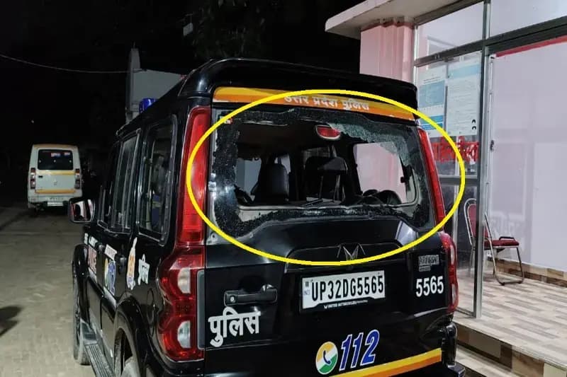Chandauli News: दो पत्नियों की शिकायत पर पति को पकड़ने गई पुलिस टीम पर पति ने किया हमला, पुलिस वाहन को किया क्षतिग्रस्त.