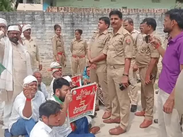 Sonbhadra News: हॉउस अरेस्ट से नाराज कांग्रेसी कार्यकर्ताओं का प्रदर्शन, 'वोट चोर गद्दी छोड़' के लगे नारे.