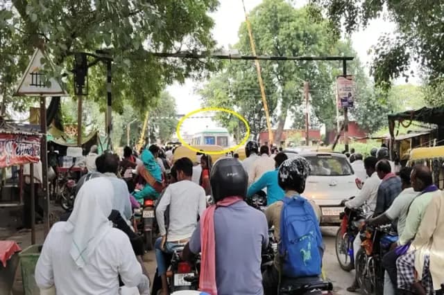 Chandauli News: डीडीयू पटना रेल रुट पर भोजापुर रेलवे क्रॉसिंग  पर जाम की समस्या से जूझ रहे राहगीर.