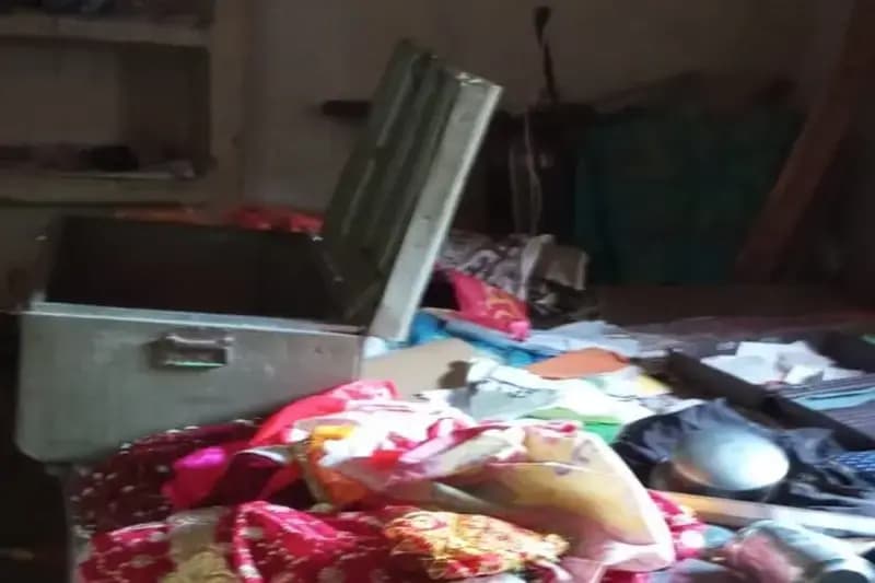 Chandauli News: सेना के जवान के घर से नगदी सहित दो लाख के जेवर चोरी.