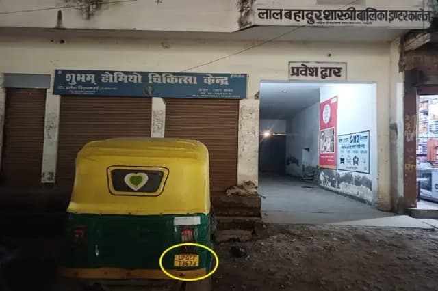 Chandauli News: तीन दिनों से लावारिस हालत में खड़ी है सवारी टेम्पो.