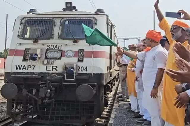 Chandauli News: धीना स्टेशन पर फरक्का एक्सप्रेस को हरी झंडी दिखाकर विधायक सुशील सिंह ने किया रवाना.
