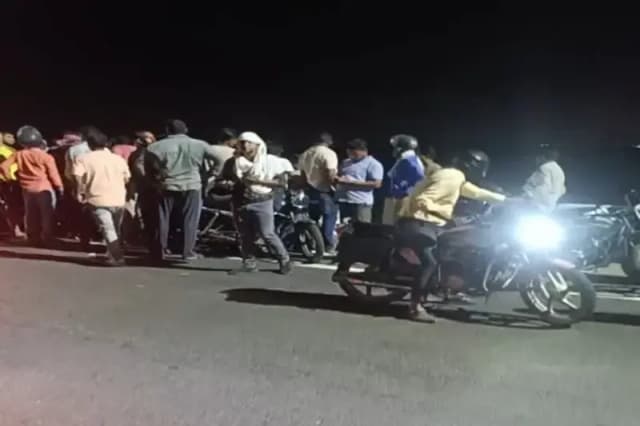 Chandauli News: रिंग रोड पर वाहन की चपेट में आने से बाइक सवार युवक की मौत.
