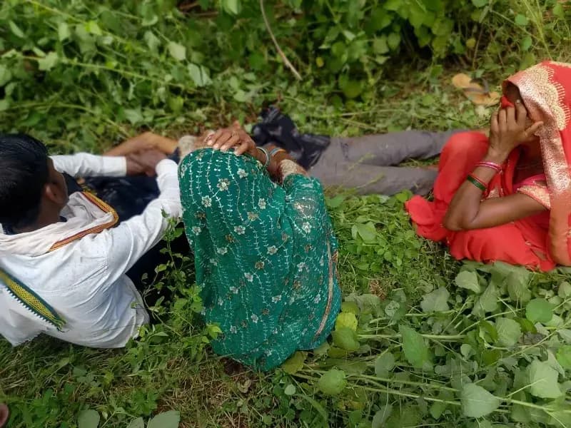 Sonbhadra News: खेत जोतते समय अनियंत्रित होकर पलटा ट्रैक्टर, नीचे दबकर चालक की मौके पर मौत.