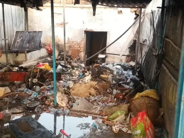 Sonbhadra News: शार्ट सर्किट से लगी भयंकर आग, बेकाबू आग को बुझाने में एक ही परिवार के तिन लोग झूलसे.