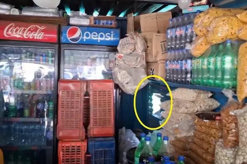 Chandauli News: पुलिस सहायता बूथ के सामने दुकान का टीन काटकर हजारों के सिगरेट और नकदी चोरी.