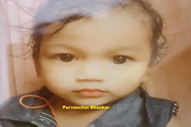 Chandauli News: ट्रैक्टर की चपेट में आने से मासूम बालक की दर्दनाक मौत, आक्रोशित ग्रामीणों ने किया हंगामा.  