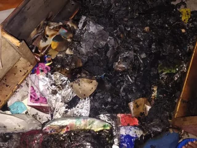 Sonbhadra News: सार्ट सर्किट से कपड़े कि दुकान में लगी आग, लाखों का नुक़सान.